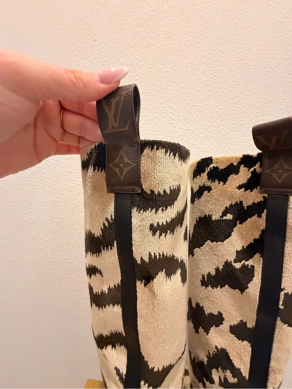 Louis Vuitton Donna Tiger-Print Knee Boots, 39
